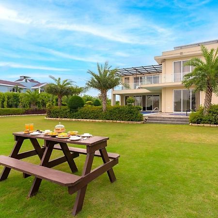 Stayvista At Blanc Belle With Outdoor Pool Sohna Exterior photo